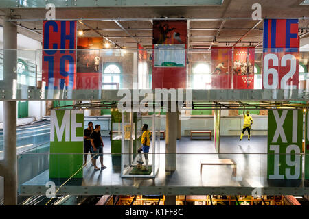 Vista interna di Pele Museum (Museu Pelé), dedicato al brasiliano della leggenda del calcio Edson Arantes do Nascimento, Santos, Stato di Sao Paulo, Brasile. Foto Stock