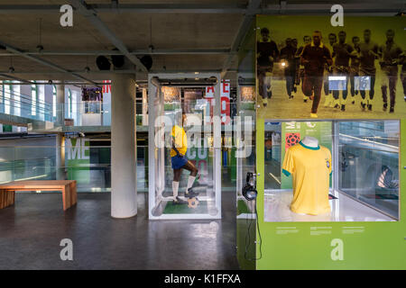 Vista interna di Pele Museum (Museu Pelé), dedicato al brasiliano della leggenda del calcio Edson Arantes do Nascimento, Santos, Stato di Sao Paulo, Brasile. Foto Stock