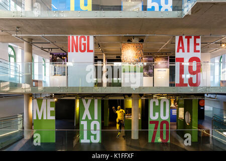 Vista interna di Pele Museum (Museu Pelé), dedicato al brasiliano della leggenda del calcio Edson Arantes do Nascimento, Santos, Stato di Sao Paulo, Brasile. Foto Stock