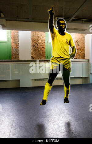 Vista interna di Pele Museum (Museu Pelé), dedicato al brasiliano della leggenda del calcio Edson Arantes do Nascimento, Santos, Stato di Sao Paulo, Brasile. Foto Stock