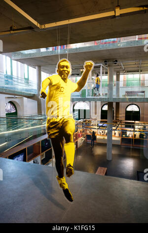 Vista interna di Pele Museum (Museu Pelé), dedicato al brasiliano della leggenda del calcio Edson Arantes do Nascimento, Santos, Stato di Sao Paulo, Brasile. Foto Stock