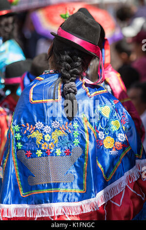 Giugno 17, 2017 Pujili, Ecuador: donna che indossa un tradizionale ricamato poncho durante la festa del Corpus Christi parade Foto Stock