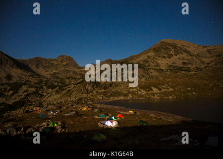 Notte area camping in Retezat National Park, Carpazi romeni Foto Stock