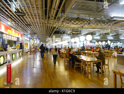 Tokyo, Giappone - Dicembre 7, 2016. Vista del food court all'Aeroporto Narita di Tokyo, Giappone. Essa è il principale aeroporto internazionale di servire la grande Tokyo Ar Foto Stock