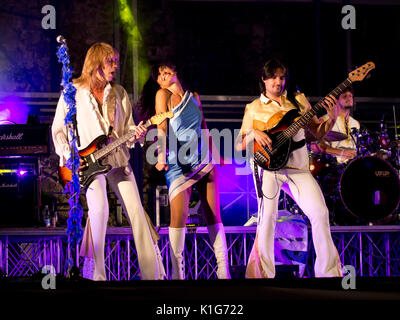 ABBAdream è un italiano ABBA tribute band, qui di eseguire a Sarzana, Italia, Agosto 2017. Foto Stock