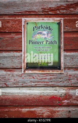 Il Parkside Pioneer Patch mostra di vecchi attrezzi e veicoli con fiori a Winkler, Manitoba, Canada. Foto Stock