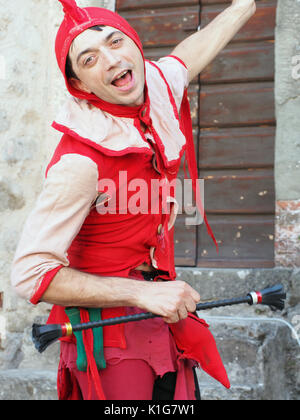 FILETTO, Italia - agosto 15,2017: l'annuale Mercato Medievale celebra il Ferragosto - metà agosto. Qui un buffone intrattiene. Foto Stock