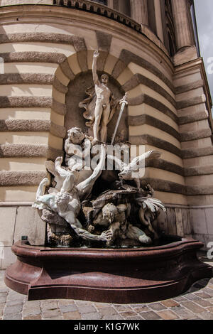 Una scultura che descrivono gesta di Eracle, Palazzo di Hofburg di Vienna Foto Stock