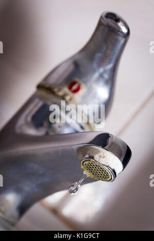 Il vecchio perde il rubinetto con pietra e sedimenti di calcio a causa di acqua dura. Foto Stock