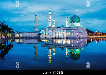 Il Kota Kinabalu moschea di stato durante il crepuscolo. Foto Stock