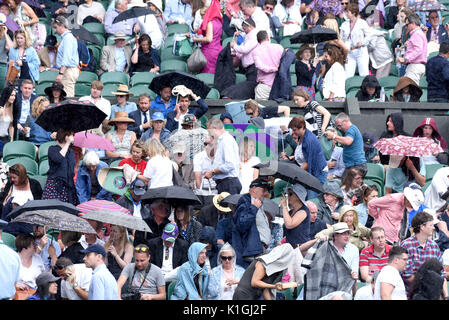 Foto deve essere accreditato ©Alpha premere 079965 03/07/2017 maltempo durante il Giorno Uno del Wimbledon Tennis Championships 2017 Londra Foto Stock