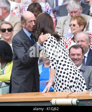 Foto deve essere accreditato ©Alpha premere 079965 03/07/2017 Duca di Kent e Kate Duchessa di Cambridge Katherine Catherine Middleton durante il Giorno Uno del Wimbledon Tennis Championships 2017 Londra Foto Stock