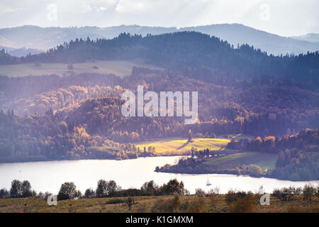 Lago dietro colline ai piedi dei monti Tatra. In autunno il tramonto in Malopolska, Polonia Foto Stock