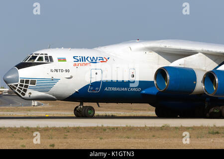 Luqa, Malta Agosto 25, 2017: Silk Way Airlines Ilyushin Il-76TD-90SW [REG; 4K-AZ101] il backtracking pista 13 dopo lo sbarco. Foto Stock