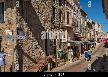 Rue de la Citadelle, città vecchia sezione collinare di Porto-Vecchio, Corsica, Francia Foto Stock