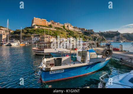 Citadelle, barche a marina di Porto, al tramonto a Bonifacio, Corse-du-Sud, Corsica, Francia Foto Stock