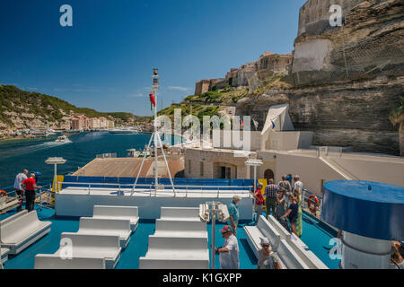 MS Ichnusa, nave traghetto in partenza per Santa Teresa di Gallura, Sardegna, dalla stazione Gare Maritime (Ferry Terminal) sotto la Citadelle fortezza di Bonifacio, Corsica Foto Stock