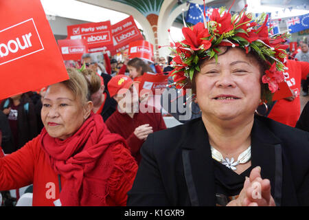 Auckland, Nuova Zelanda. 26 Ago, 2017. Una folla di centinaia di applausi durante l'annuncio al partito laburista del lancio del Pacifico a Mangere in South Auckland il Ago 26, 2017. La Nuova Zelanda elezione generale si svolgerà il 23 settembre 2017 . Il governo attuale è partito nazionale. Credito: Shirley Kwok/Pacific Press/Alamy Live News Foto Stock