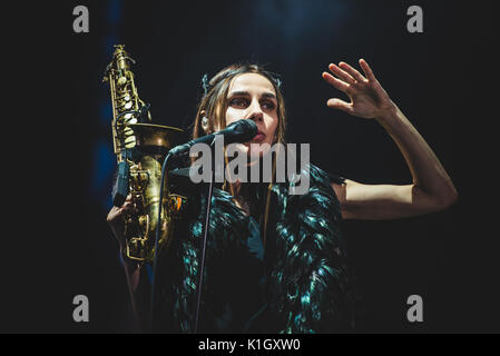 Torino, Italia. 25 Ago, 2017. PJ Harvey performance dal vivo sul palco del Festival di oggi 2017 presso lo Spazio211 in Torino. Credito: Alessandro Bosio/Pacific Press/Alamy Live News Foto Stock