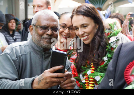 Auckland, Nuova Zelanda. 26 Ago, 2017. Leader del partito laburista Jacinda Ardern pone per le foto con il sostenitore dopo l annuncio in corrispondenza del suo partito di lancio del Pacifico a Mangere in South Auckland il Ago 26, 2017. La Nuova Zelanda elezione generale si svolgerà il 23 settembre 2017 . Il governo attuale è partito nazionale. Credito: Shirley Kwok/Pacific Press/Alamy Live News Foto Stock