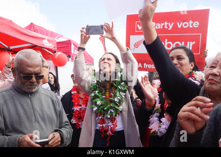 Auckland, Nuova Zelanda. 26 Ago, 2017. Leader del partito laburista Jacinda Ardern prende selfies dopo l annuncio in corrispondenza del suo partito di lancio del Pacifico a Mangere in South Auckland il Ago 26, 2017. La Nuova Zelanda elezione generale si svolgerà il 23 settembre 2017 . Il governo attuale è partito nazionale. Credito: Shirley Kwok/Pacific Press/Alamy Live News Foto Stock