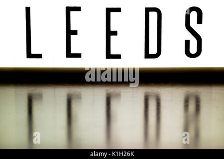 Una luce di bordo visualizza la frase LEEDS si riflette su legno Foto Stock