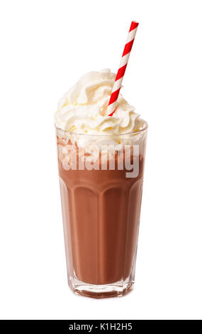 Cioccolato al latte shake con panna montata isolata su sfondo bianco Foto Stock