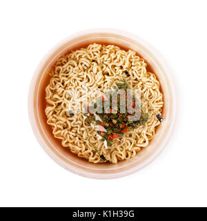 Ciotola di spaghetti istantanei con spice isolati su sfondo bianco Foto Stock