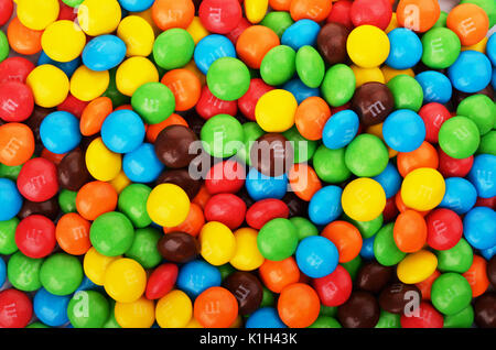 SAMARA, Russia - 29 Aprile 2017: M&M's caramelle. M&M's prodotta da Mars, Incorporated. In prossimità di un palo di cioccolato colorato rivestito cand Foto Stock