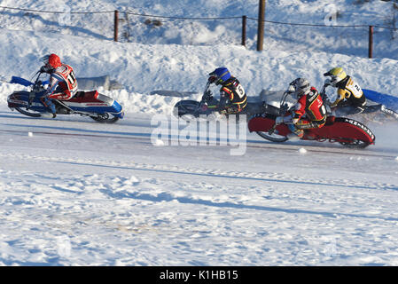 Novosibirsk, Russia - 20 dicembre 2014: motociclisti durante il semi-finale singole giostre di russo ice speedway campionato. Lo sport ritorna alla Foto Stock