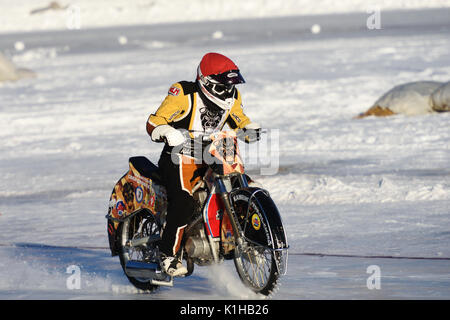 Novosibirsk, Russia - 20 dicembre 2014: biker non identificato durante la semi-finale singole giostre di russo ice speedway campionato. Il re dello sport Foto Stock