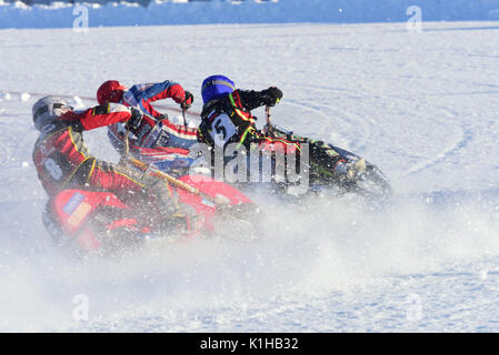 Novosibirsk, Russia - 20 dicembre 2014: motociclisti non identificato durante la semi-finale singole giostre di russo ice speedway campionato. Gli sport r Foto Stock