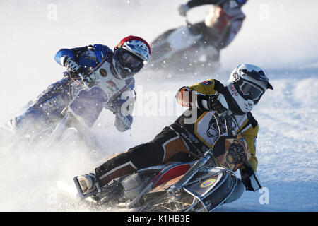 Novosibirsk, Russia - 20 dicembre 2014: motociclisti non identificato durante la semi-finale singole giostre di russo ice speedway campionato. Gli sport r Foto Stock