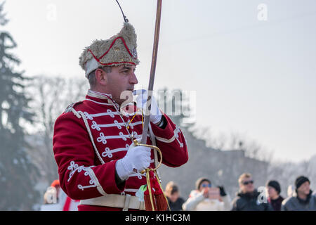 Pernik, Bulgaria - 27 gennaio 2017: uomo vestito in costume tradizionale è di dare segnali a surva, il festival internazionale di the masquerade giochi Foto Stock