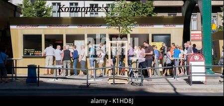 BERLINO-GIUGNO 3: Persone non identificate in coda, fuori dal Konnopke's Imbiss, una leggendaria bancarella di snack a Prenzlauer berg, Berlino, Germania, il 3,2011 giugno. Foto Stock