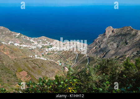 Vista del villaggio di Taganana nelle montagne di Anaga nel nord di Tenerife, Spagna da un punto di osservazione. Foto Stock
