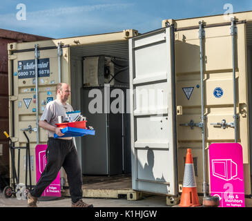 Uomo che porta gli elementi in plastica di smaltire al consiglio comunale / centro di riciclaggio di rifiuti / punta in Bourne, Lincolnshire, Inghilterra, Regno Unito. Foto Stock