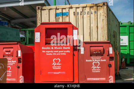 British Heart Foundation libri e musica banche a un consiglio comunale / centro di riciclaggio in Bourne, Lincolnshire, Inghilterra, Regno Unito. Foto Stock