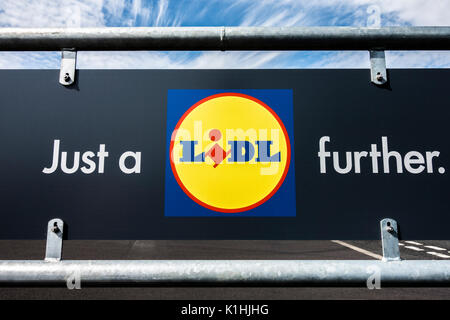 "Appena un ulteriore Lidl' caption / slogan, formando un segno di marketing nel parcheggio del supermercato Lidl, Bourne, Lincolnshire, Inghilterra, Regno Unito. Foto Stock