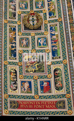 Affreschi (1502) sul soffitto della Libreria Piccolomini nel Duomo di Siena, Toscana, Italia, del Pinturicchio Foto Stock