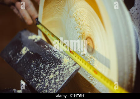 L'uomo girando un piatto di legno su un tornio Foto Stock