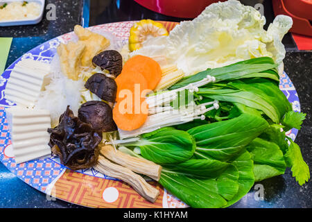Sukiyaki o Shabu set e verdure miste nel piatto, Shabushabu, o Sukiyaki è un giapponese e il cibo Coreano Foto Stock