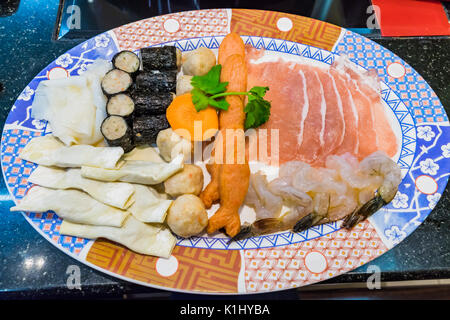Sukiyaki o Shabu set e verdure miste nel piatto, Shabushabu, o Sukiyaki è un giapponese e il cibo Coreano Foto Stock