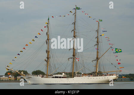 Londra, UK, 26 agosto 2017 Marina brasiliana Sail Training Ship NVe Cisne Branco U20 si diparte la Thames, London, a seguito di un avviamento visita porta Foto Stock