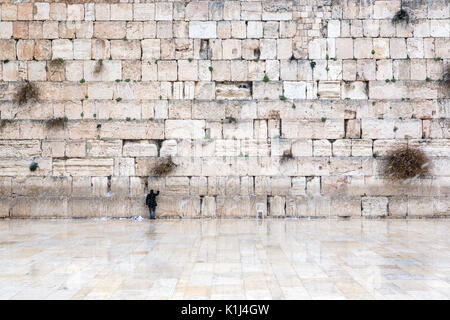 Il Muro occidentale di Gerusalemme, vuota di persone durante la neve Foto Stock