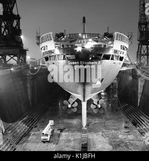 Notte fotografia di QE2 in King George V dock a secco a Southampton Docks, Southampton, Hampshire, Inghilterra, dove ella è avente elicottero Piazzole di atterraggio equipaggiato per il servizio nella guerra delle Falkland - Maggio 1982 Foto Stock