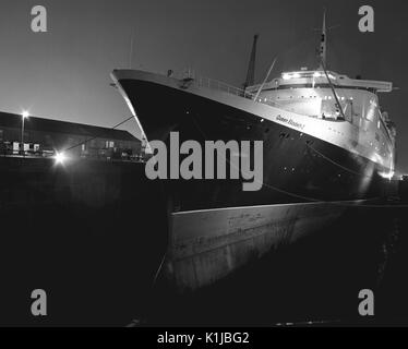 Notte fotografia di QE2 in King George V dock a secco a Southampton Docks, Southampton, Hampshire, Inghilterra, dove ella è avente elicottero Piazzole di atterraggio equipaggiato per il servizio nella guerra delle Falkland - Maggio 1982 Foto Stock