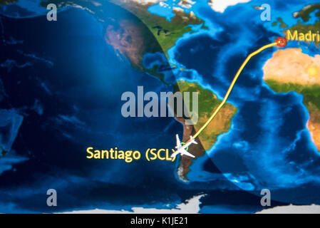 MADRID, Spagna - 05 giugno 2017: Dettaglio di una mappa digitale che mostra il viaggio da Madrid a Santiago del Cile in sud america Foto Stock