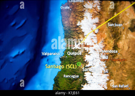 MADRID, Spagna - 05 giugno 2017: Dettaglio di una mappa digitale che mostra il viaggio da Madrid a Santiago del Cile in sud america Foto Stock