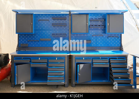 Blue mobili metallici per auto di servizio all'aperto Foto Stock